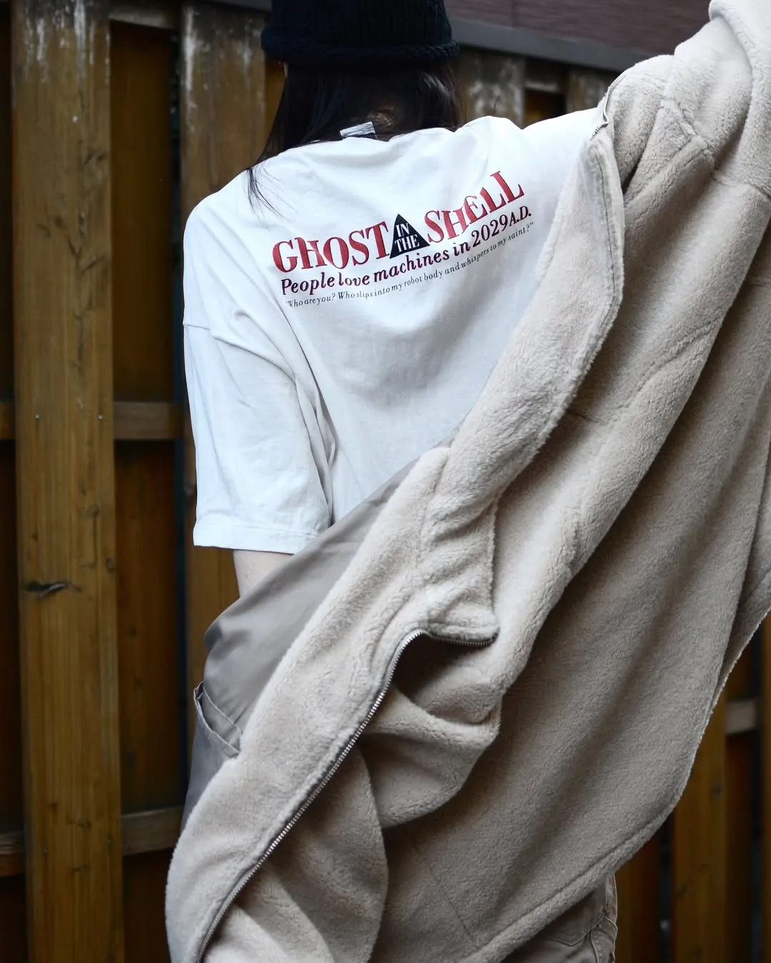 SAINT Mxxxxxx x GHOST IN THE SHELL ' GITS ' SS TEE/WHT Classic Big IP Ghost in the Shell co-branded Suzi Charge/Suzi Character TEE Off-white S-XL Cylindrical side seamless fabric 220g high gram weight OE yarn ⚠️Note: It is almost meaningless if it is not a cylindrical fabric Customized joint main mark/joint wash mark/little angel anti-counterfeiting label Original factory level printing factory Top purchasing agent level